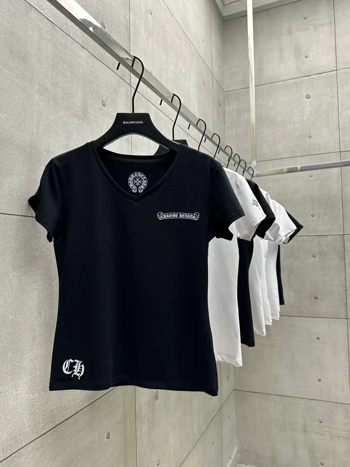 P126 #081 CHROME HEARTS 25SS women's T-shirt Made of 220G original consistent fabric V-neck women's waist style The whole body is made of imported digital direct printing Color: black Size: S M L